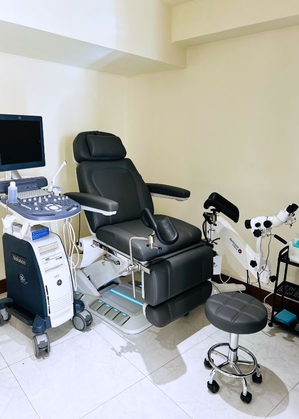 Examination room with a chair and an ultrasound scanner